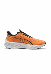 Zapatilla de running para hombre de color naranja brillante con cordones negros, forro interior negro y suela blanca gruesa con diseño texturizado.