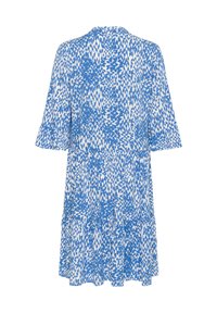 Robe à manches courtes en bleu et blanc avec un motif abstrait texturé, silhouette évasée et ourlet à volants. Possède un col rond.