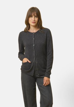 Cardigan grigio realizzato in morbido tessuto, con colletto rotondo, chiusura con bottoni, due tasche anteriori e polsini a costine.