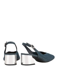 Džínové slingback boty s špičatou špičkou, modrou texturovanou tkaninou a kovovým blokovým podpatkem. Nastavitelný pásek kolem kotníku se stříbrnou sponou.