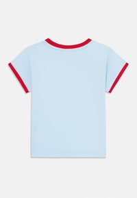 Světlemodré tričko s červeným límcem a lemy rukávů. Krátké rukávy, kulatý výstřih, hladký materiál a čistý, jednoduchý design.
