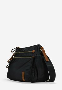 Bolso bandolera de nailon negro con acentos de cuero marrón, que cuenta con tres bolsillos con cremallera y una correa ajustable para un uso versátil.