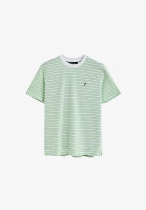 Camiseta de manga corta verde claro con finas franjas horizontales blancas y cuello redondo blanco. Logo sutil en el pecho.