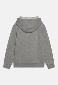 Sudadera gris con capucha ajustable, puños y dobladillo acanalados, con una textura suave y un forro interior liso para mayor comodidad.