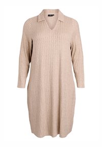 Beige Strickkleid mit langen Ärmeln, Kragen und V-Ausschnitt, das ein vertikales Zopfmuster zeigt.