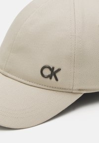 Calvin Klein BOMBED UNISEX - Šiltovka - stony beige