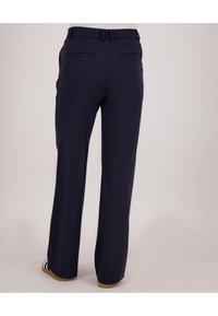 Navyblauwe wijde broek van lichtgewicht stof, met een gladde textuur, twee achterzakken en een riem in de taille.