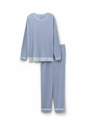 Conjunto de pijama azul claro de manga larga y pantalones con ribete de encaje blanco en las mangas, el dobladillo del top y los puños de los pantalones, exhibido plano sobre fondo blanco.