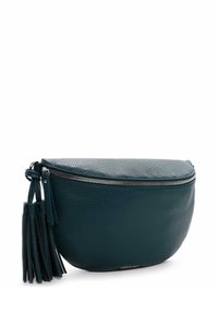 Tyrkysová kožená crossbody taška s zakřiveným tvarem, zipovým uzávěrem a několika třásněmi podél jedné strany.