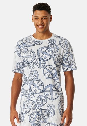 Korte mouwen t-shirt in het wit met blauwe abstracte cirkelpatronen en sterdetails. Gemaakt van lichtgewicht stof met een gladde textuur.