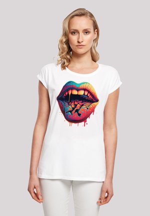 Weißes Baumwoll-T-Shirt mit einem lebhaften Grafikdesign von Lippen mit bunten Details und Tropfen, Rundhals und kurzen Ärmeln.