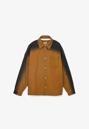 Camicia a maniche lunghe con bottoni, frontale marrone e gradiente nero su spalle e maniche, dotata di taschino sul petto e colletto.