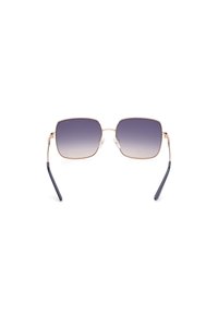 Occhiali da sole quadrati con lenti grigio scuro sfumate, montatura in sottile metallo dorato e aste blu navy. Caratterizzati da nose pads per il massimo comfort.