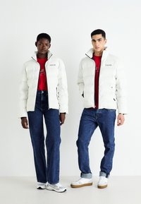 Red Bull Racing x Pepe Jeans RED BULL RACING CITY PUFFER JACKET - Zimska jakna - off-white