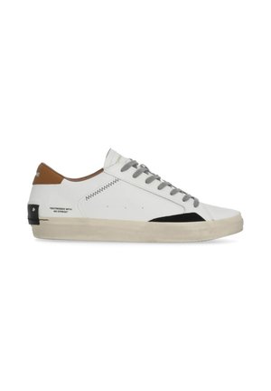 Sneaker bianca low-top con lacci grigi, accento marrone sul tallone, dettaglio nero vicino alla suola e scritta "Distressed with no stress" sul lato.