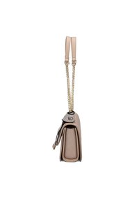 Borsa a mano in pelle beige con tracolle a catena dorata, forma strutturata, pattina frontale e un piccolo tag. Texture liscia e design minimalista.