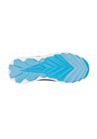 Die Sohle des Skechers Sneakers verfügt über eine blaue Gummifläche mit strukturierten Mustern und einem weißen Rand, der für Traktion und Unterstützung sorgt.