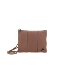 Pochette a tracolla in pelle marrone con tre cuciture verticali, un bottone azzurro come accento e una tracolla regolabile. Presenta il logo sulla parte frontale.