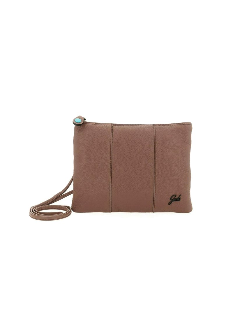 Pochette a tracolla in pelle marrone con tre cuciture verticali, un bottone azzurro come accento e una tracolla regolabile. Presenta il logo sulla parte frontale.