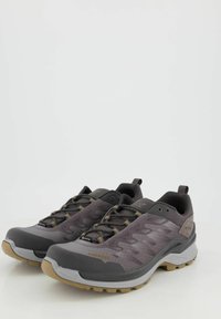Herren Wanderschuhe mit einem grauen und schwarzen Synthetik-Obermaterial, strukturiertem Muster, braunen Schnürsenkeln und Gummisohle für Traktion.