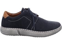 Námořnické modré kožené boty s perforovaným designem, hnědým koženým akcentem, kulatou špičkou a šedou gumovou podrážkou. Obsahují kontrastní prošívání a tkaničky.