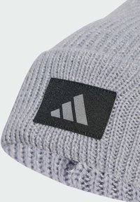 Graue Strickmütze mit einem strukturierten Muster und einem schwarzen rechteckigen Aufnäher mit einem grauen Grafikdesign.