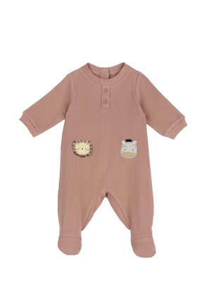 Un body de color rosa con canalé y manga larga, que presenta dos parches de animales: un león y una cebra. Diseño cerrado en la parte del pie con una fila de botones en el cuello.