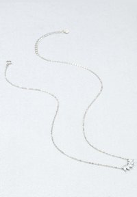 Collana in argento con un delicato pendente decorato da tre cristalli a taglio marquise, che scende elegantemente con una superficie liscia.