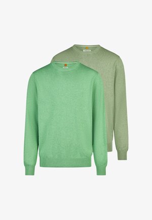 Dwa swetry z długim rękawem i okrągłym dekoltem, jeden jasnooliwkowy z przodu, a drugi stonowany oliwkowo-zielony z tyłu, z prążkowanymi mankietami i brzegiem.