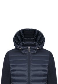 Granatowa kurtka puchowa z pikowanym kapturem i zamkiem błyskawicznym z przodu. Posiada dzianinowe rękawy oraz gładki, błyszczący materiał z dekoracyjnymi przeszyciami.