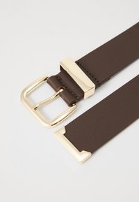 Brown leather belt with a gold-tone metal buckle, featuring a rectangular end piece and smooth texture. Simple and functional design.
