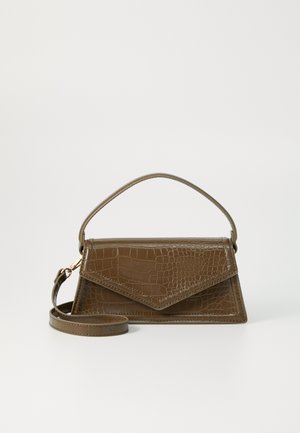 Borsa a tracolla in pelle sintetica color nocciola a effetto coccodrillo, con design a busta strutturato, manico corto e tracolla removibile.