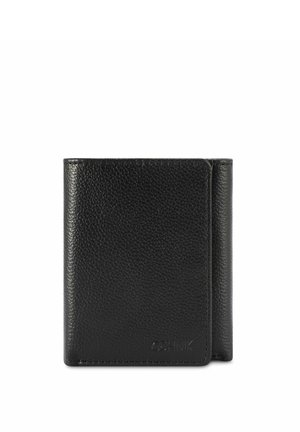 Czarny skórzany portfel z teksturowaną powierzchnią, składany, z widocznym logo marki w prawym dolnym rogu. Kompaktowy i praktyczny kształt.