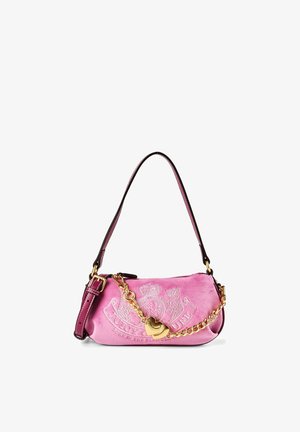 Borsa di pelle scamosciata rosa Juicy Couture con catena dorata e ciondolo a forma di cuore, tracolla in pelle regolabile e logo ricamato sul davanti.