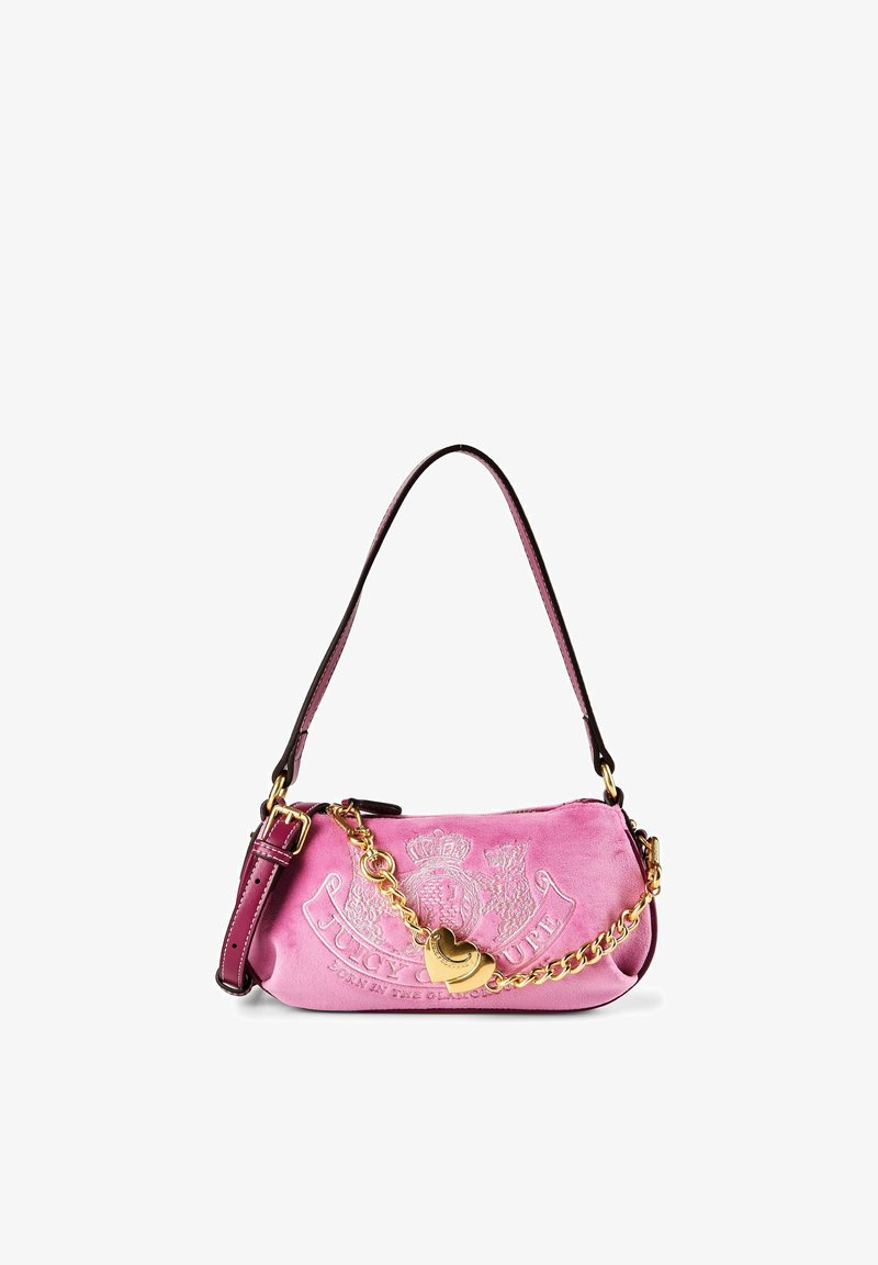 Roze suède Juicy Couture handtas met een gouden ketting en hartvormige hanger, verstelbare leren riem, en geborduurd logo aan de voorkant.