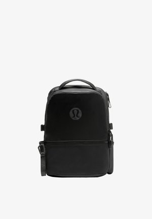 Zaino rettangolare nero con tasca frontale con zip, maniglia superiore, tracolla laterale e logo circolare al centro del pannello frontale.