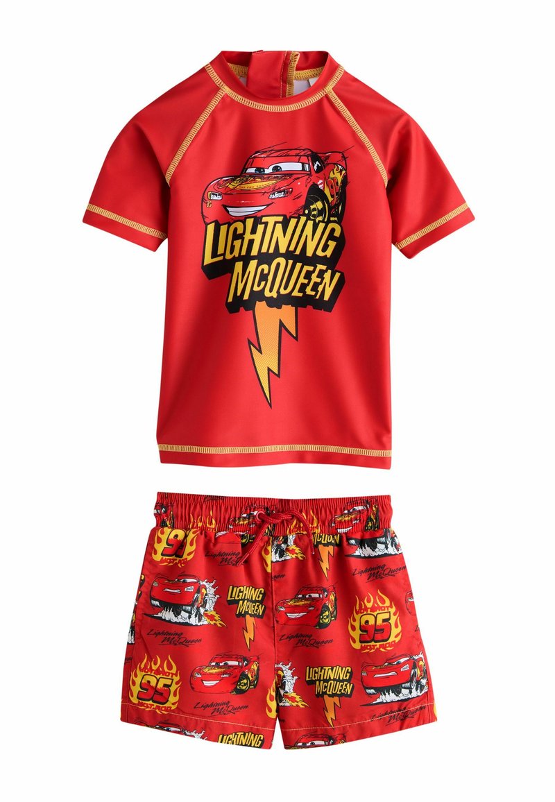 Set de înot Lightning McQueen roșu, cu un top cu mâneci scurte decorat cu un fulger și pantaloni scurți cu modele de mașini și flăcări.