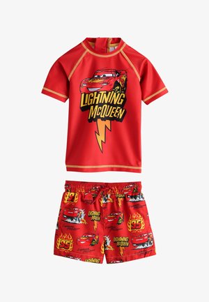 Ensemble de bain Red Lightning McQueen comprenant un haut à manches courtes avec un motif d'éclair et un short à motifs avec des voitures et des flammes.