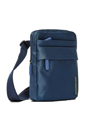 Compatta borsa a tracolla blu scuro con tracolla regolabile, tasca frontale con zip e logo Mandarina Duck in piccolo testo giallo nell'angolo inferiore.