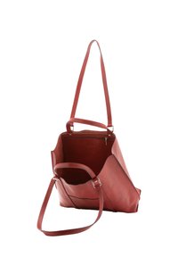 Borsa a spalla in pelle cremisi con un design strutturato, manici doppi, tracolla regolabile e una tasca con zip all'interno.