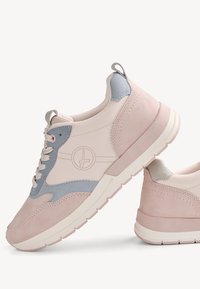 Baskets présentant un design rose pâle et bleu clair, composées de textures lisses et en daim, avec une semelle en caoutchouc blanche et un détail de logo.