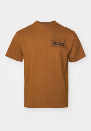 Braunes Baumwoll-T-Shirt mit Rundhalsausschnitt und kurzen Ärmeln. Mit einem schwarzen "Aries"-Grafikdesign auf der linken Brustseite. Glatte Textur.