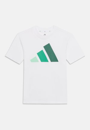 Tricou alb cu mâneci scurte și un logo mare cu trei bare în nuanțe de verde, centrat în față.