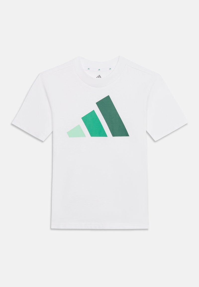 T-shirt blanc manches courtes avec un grand logo à trois bandes dans des nuances de vert centré sur le devant.