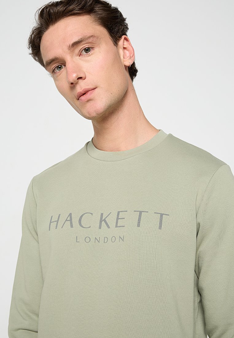 T-shirt à manches longues, vert clair, fabriqué dans un matériau texturé ; présente "HACKETT LONDON" imprimé en gris sur la poitrine.