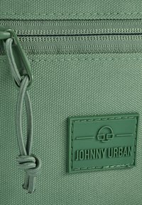 Johnny Urban ERIK LARGE - Ledvinka - salbeigrün