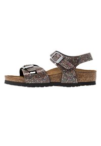 Błyszczące czarne sandały z dwiema regulowanymi paskami, srebrnymi okuciami, korkową wkładką i gumową podeszwą, posiadające teksturowaną, wielokolorową powierzchnię.