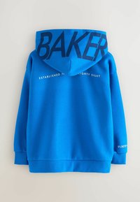 Blauwe hoodie van zacht materiaal. Beschikt over grote "BAKER"-tekst op de capuchon, tekst op de achterkant en nummerieke details op de mouw.