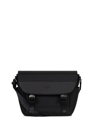 Borsa a tracolla rettangolare nera con chiusura a patta, tracolla regolabile e due fibbie frontali.