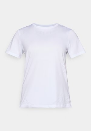 Camiseta deportiva blanca de manga corta, hecha de tejido suave. Presenta detalles perforados en los hombros y los lados para ventilación.